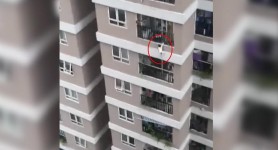 Moment teribil filmat de un vecin. O fetiță de 3 ani cade de la etajul 13 și este prinsă de un tânăr curier